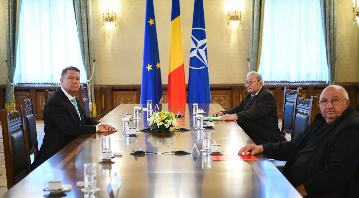 FOTO | Klaus Iohannis spune că nu a primit nicio întrebare de la foştii deţinuţi: "Încercarea PSD de a se folosi de necazul lor, pentru a-şi legitima atacul asupra justiţiei, este de-a dreptul jalnică"