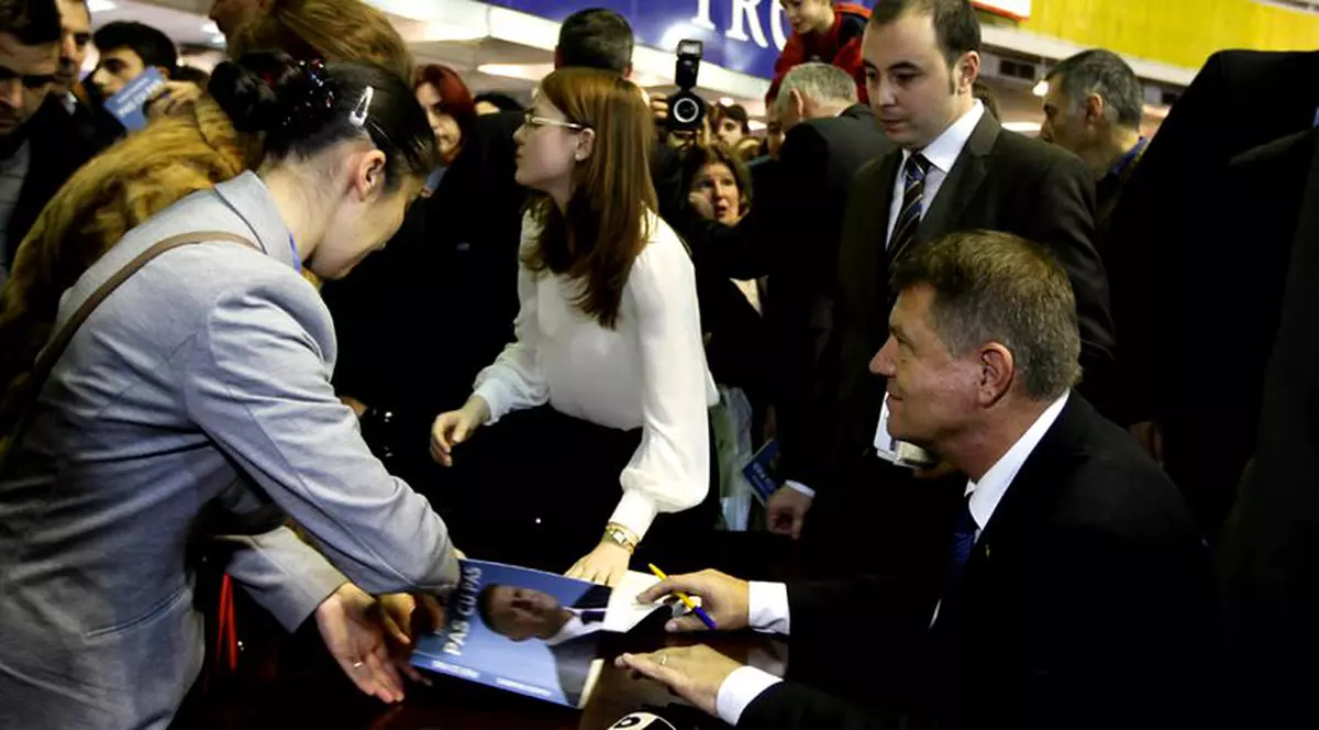 Klaus Iohannis îşi anunţă o nouă carte, pe Facebook: "Eu.ro – Un dialog deschis despre Europa"