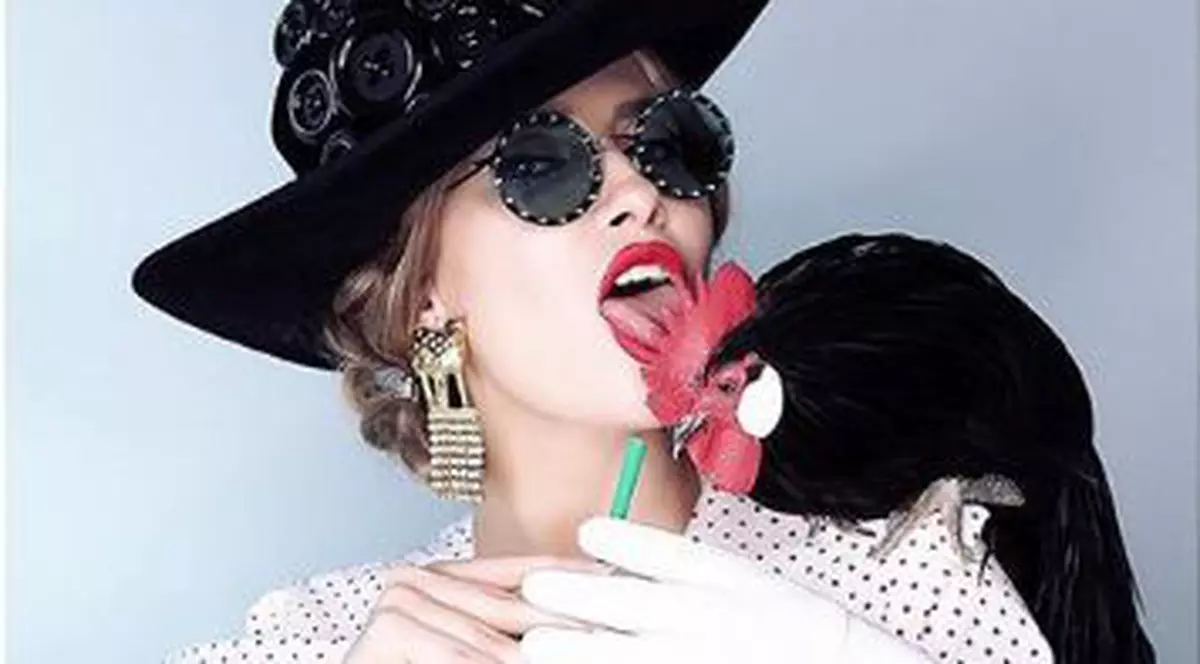 Iulia Albu i-a făcut cocoșului cont de Instagram