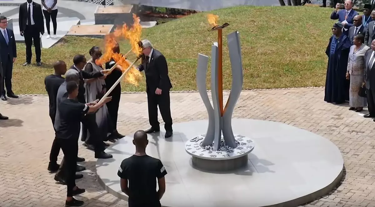 Jean-Claude Juncker, la un pas de a-i da foc soției președintelui din Rwanda