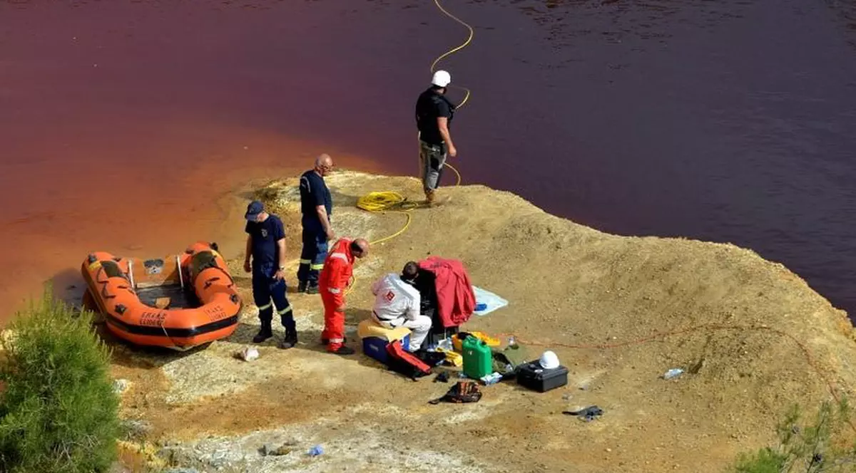 O valiză cu trupul unei femei a fost scoasă dintr-un lac toxic din Cipru. Ar putea fi românca ucisă de criminalul în serie