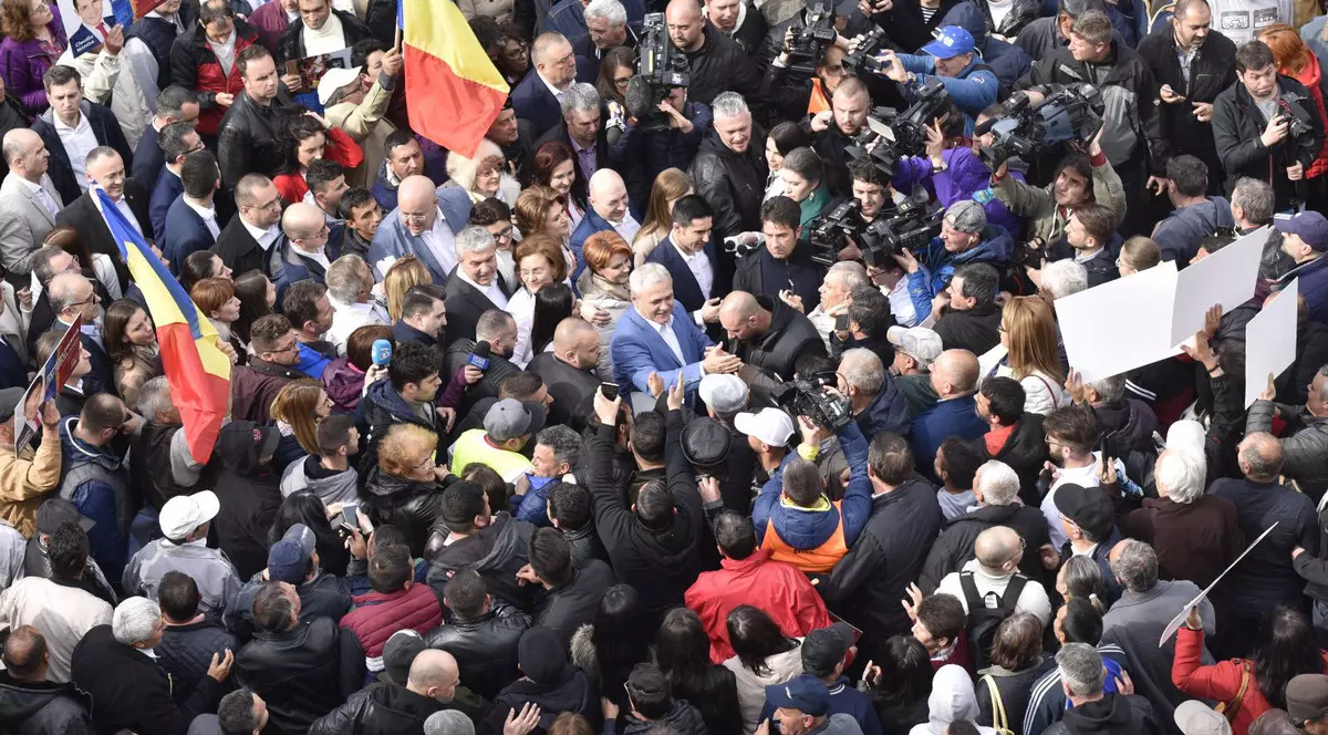 Liviu Dragnea, baie de mulțime Foto: Facebook Codrin Ștefănescu