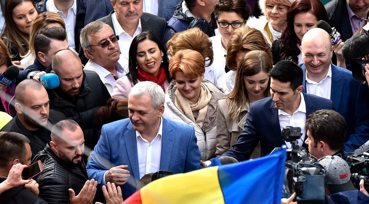 Liviu Dragnea, la miitngul PSD din Craiova, însoțit de Irina Tănase (Foto: Inquam Photos / Bogdan Dănescu)