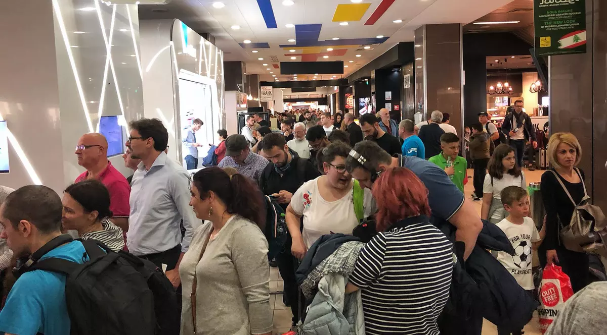 Aeroportul Otopeni, extrem de aglomerat vineri după amiază. Culoarele de îmbarcare sunt pline