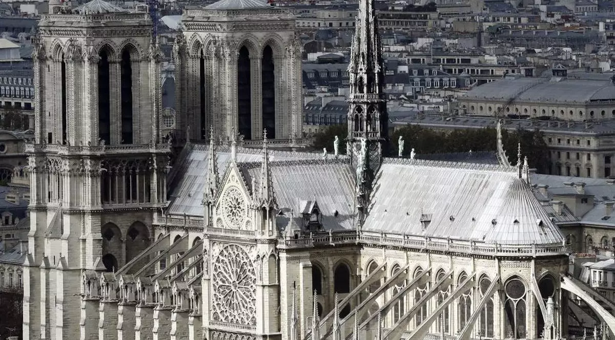 Istoricul Catedralei Notre-Dame din Paris. Construcția a început în 1163 și s-a încheiat după aproape 200 de ani