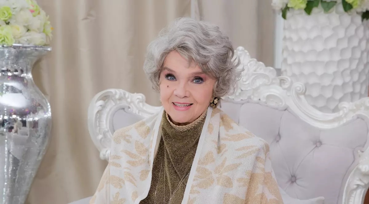 Margareta Pâslaru își cară fotograful după ea, la evenimente. Cele mai bune poze ajung pe blog și pe Facebook, unde-i foarte activă!