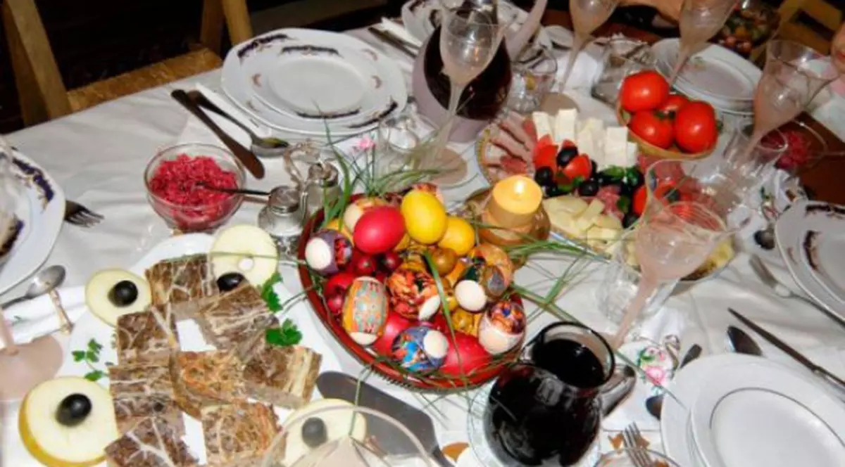 Rețete tradiționale de Paște. Cum se prepară drobul, pulpa de miel la cuptor și cozonacul