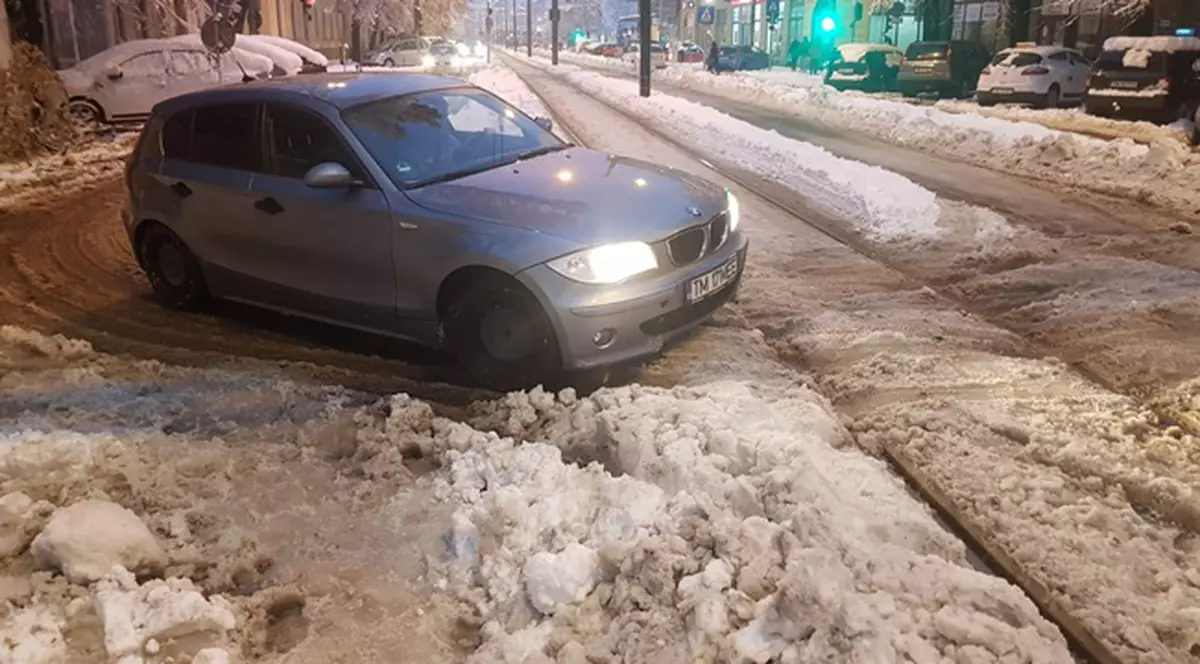 Șofer din Timișoara, amendat din cauza zăpezii. Strada necurățată l-a determinat