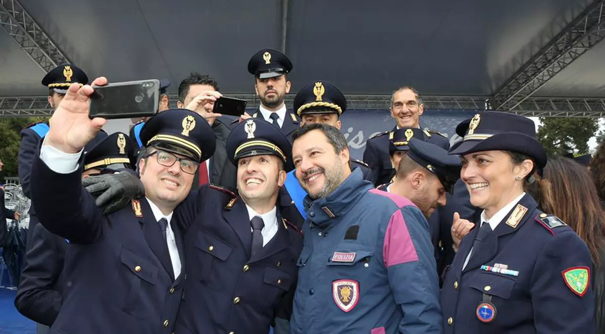 Investigație jurnalistică Rai 3: Uniformele Armatei italiene sunt fabricate în România. Matteo Salvini dă vina pe Uniunea Europeană