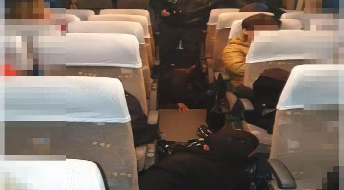 Migranți ascunşi sub podeaua unui autocar