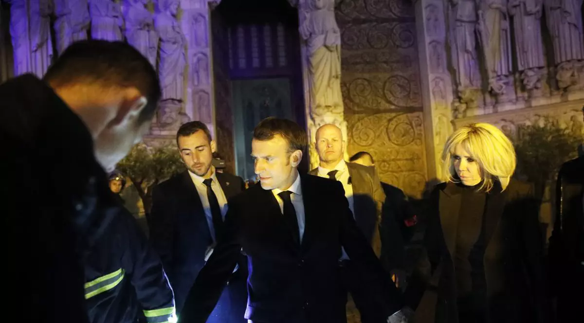 Emmanuel Macron promite că va reconstrui Catedrala Notre-Dame