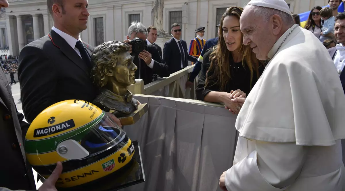 Papa Francisc a primit casca lui Ayrton Senna