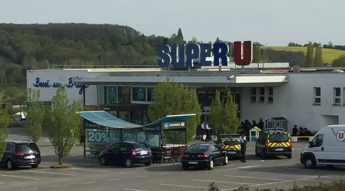 Luare de ostatici într-un supermarket din Franța. Un bărbat înarmat a fost arestat