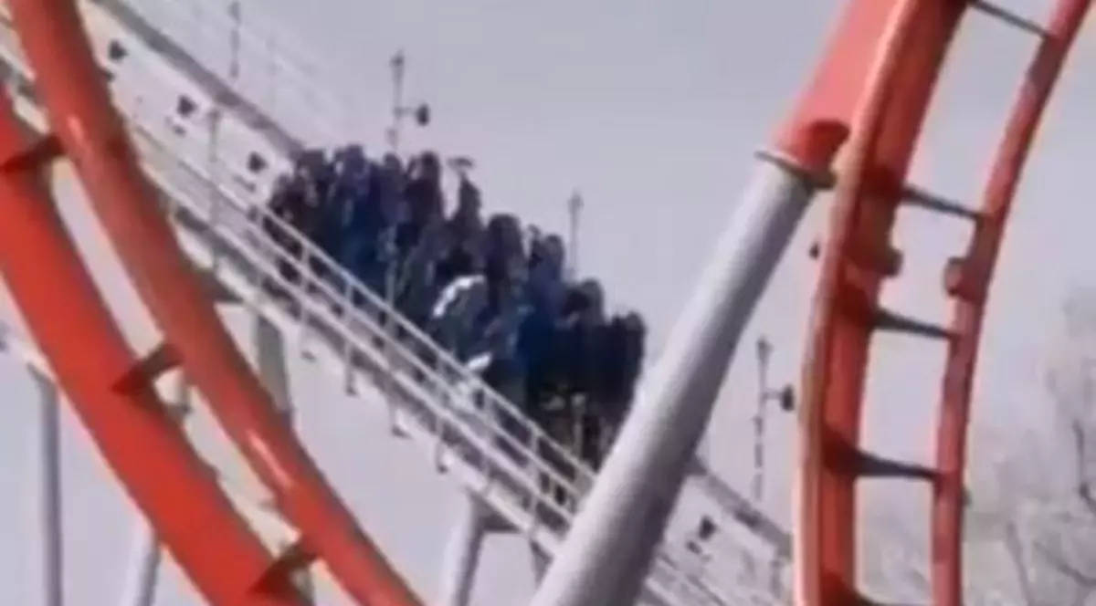 Momente de panică într-un parc de distracții. Oamenii au rămas blocați la peste 30 de metri înălțime