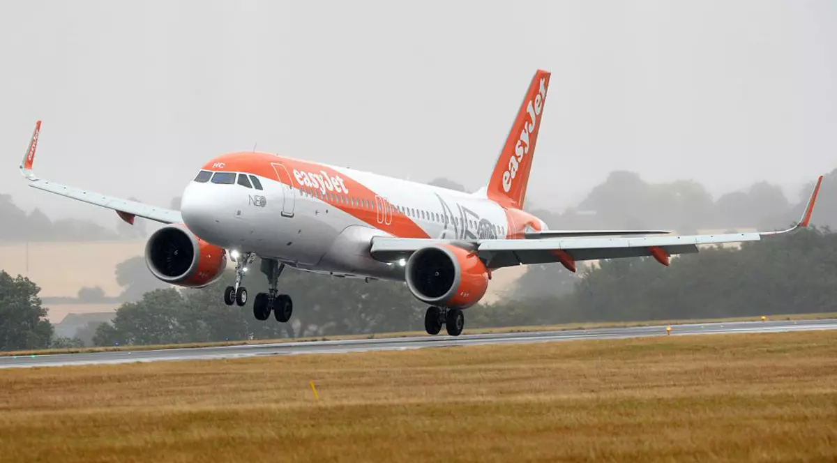 Pasagerii unui zbor Easyjet, blocați pe aeroportul din Porto