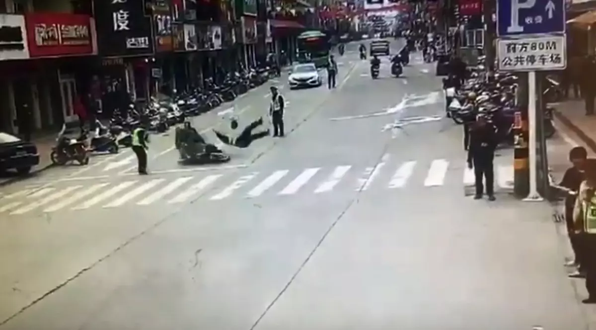 Un polițist a fost lovit în plin de un motociclist care își transporta nevasta și copilul!