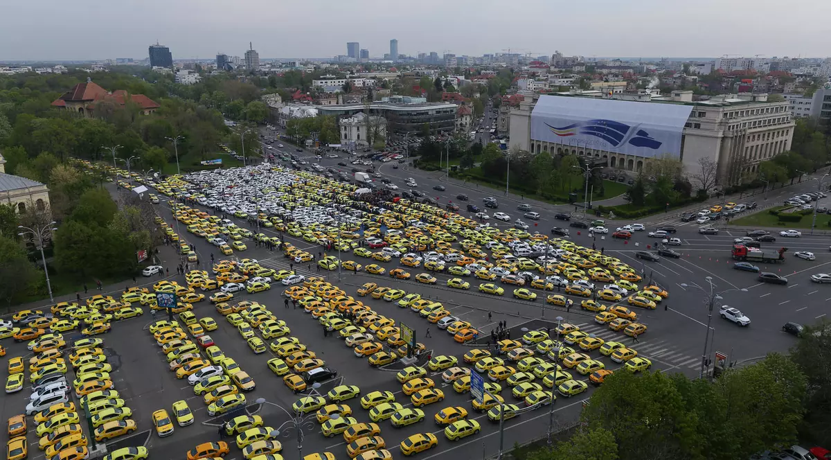 Protest al transportatorilor în Piața Victoriei. Restricții în trafic în Capitală