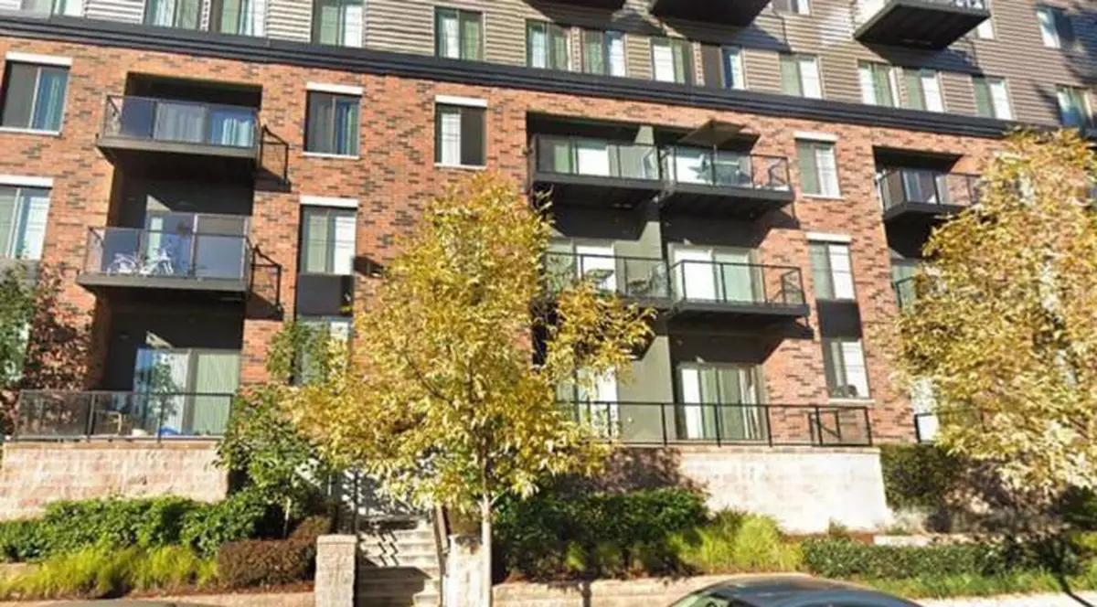 Un copil de doi ani a supraviețuit miraculos după ce a căzut de la etajul 6 al unui bloc