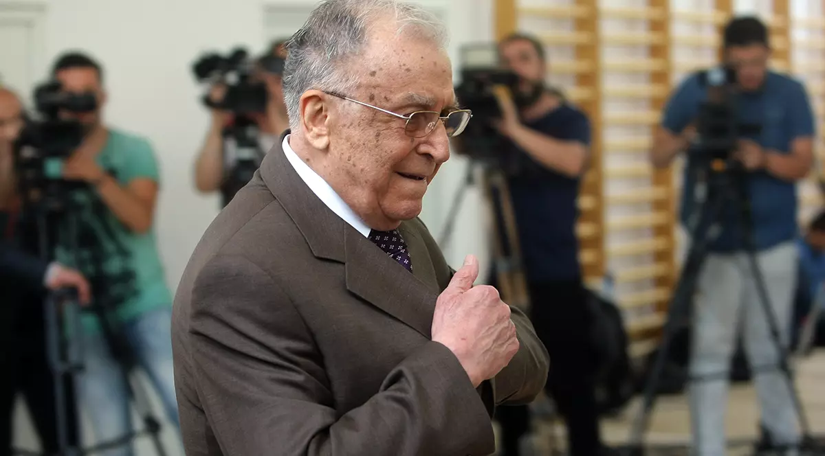 Fostul președinte Ion Iliescu a fost externat din spital