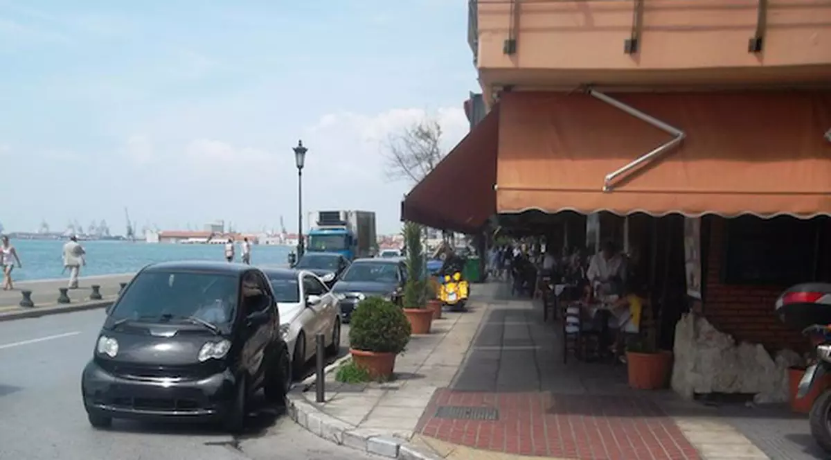 Ghid pentru românii care își petrec vacanța în Grecia. Ce trebuie să faci dacă primești o amendă pentru parcare neregulamentară