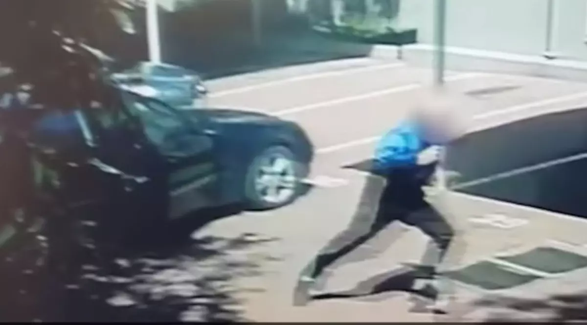 Un bărbat a fost urmărit în complexul rezidențial în care locuia și a fost împușcat mortal. Victima a scăpat dintr-o situație similară în 2017