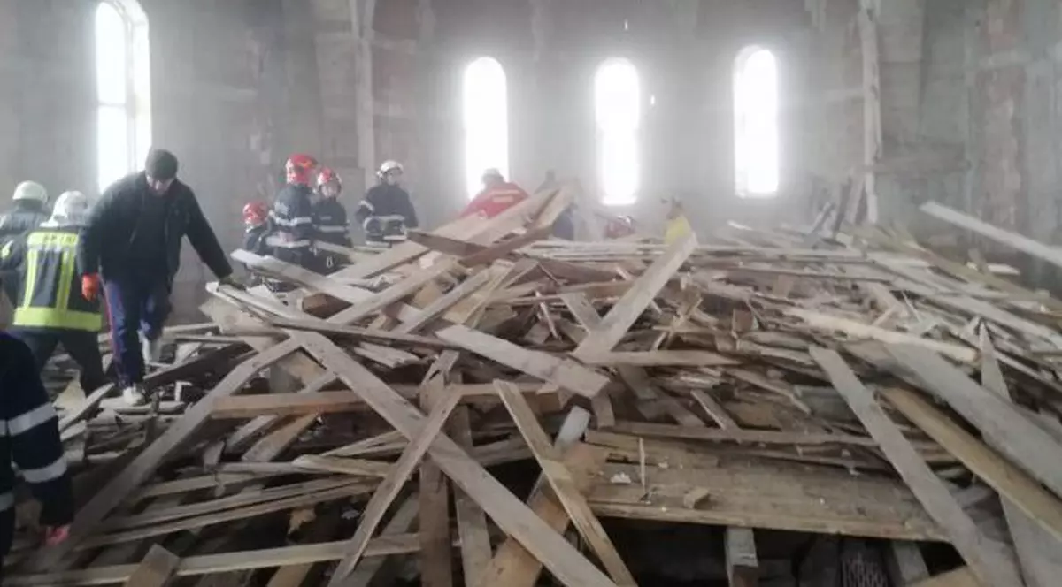 Schela unei biserici s-a prăbușit peste un muncitor. Acesta a suferit multiple fracturi