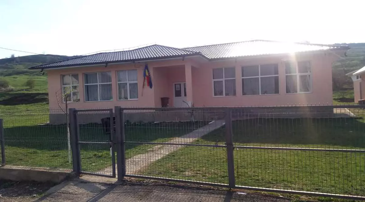 Directorul şcolii din Iași, demis după ce un copil de trei ani a căzut în fosa septică şi a murit