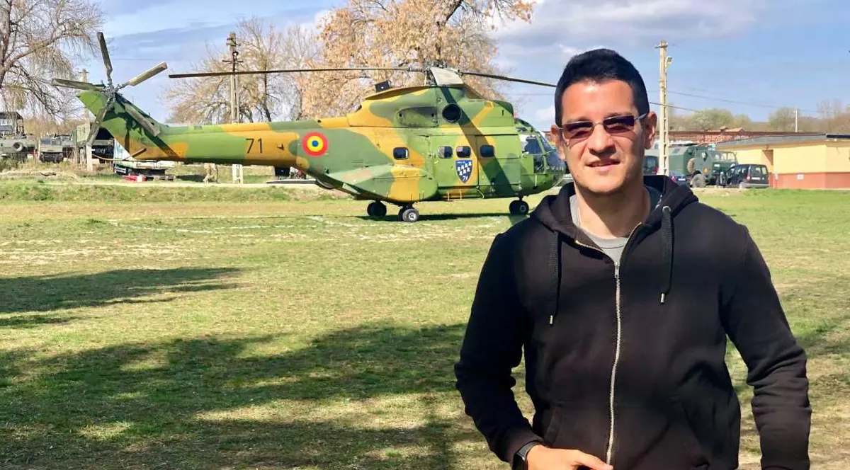 O firmă înființată de un român a furnizat tehnologia din spatele celui mai mare exercițiu NATO. Sebastian Cochinescu, fondatorul și directorul general SupplyBlockchain, lângă un elicopter militar