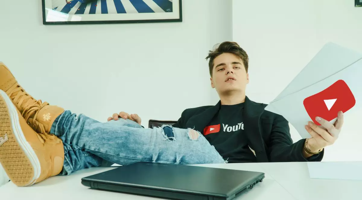 Selly este cel mai cunoscut vlogger din România iar de curând a ajuns la cifra de 2 milioane de urmăritori pe youtube. Andrei Șelaru este numele din buletin