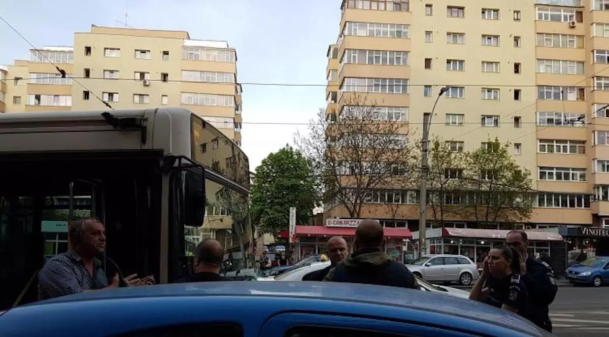Șofer de troleibuz din Cluj, atacat cu spray paralizant de un alt șofer care parcase neregulamentar