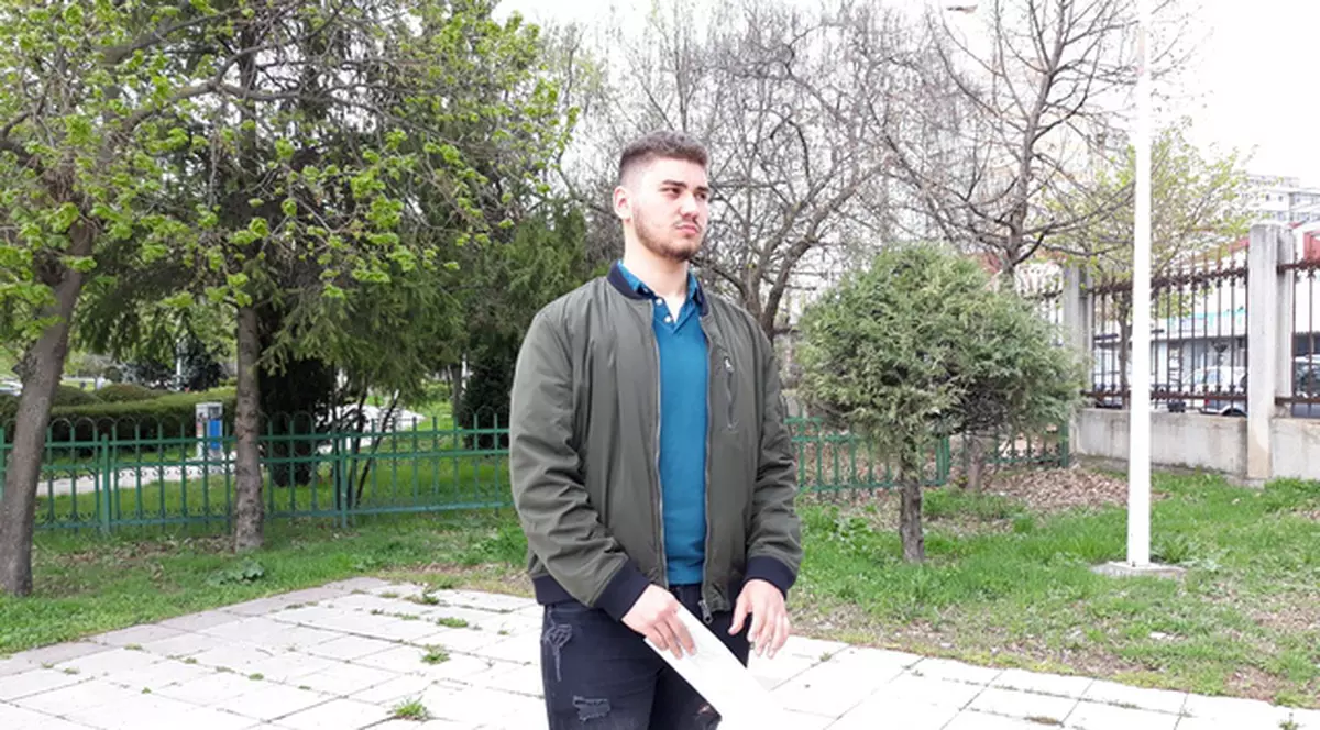 Tânărul bătut de 10 taximetriști în Galați face primele declarații. „Au sărit toţi pe mine cu răngi și bâte”