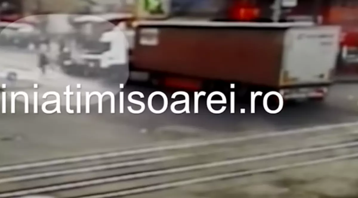 Accident cumplit la Timișoara. Un tir a lovit un autoturism din spate și l-a aruncat peste pietonii care traversau!