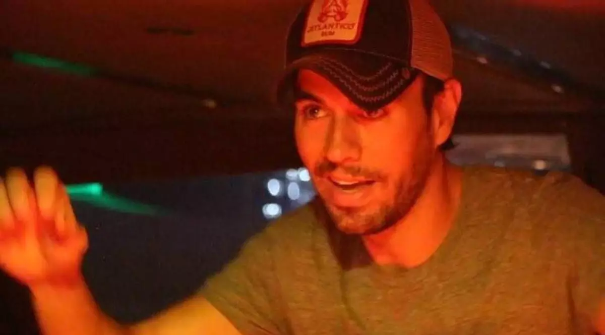 Cum este viața de tătic a lui Enrique Iglesias. "Am schimbat scutece, dar îmi place mai mult să le dau cu biberonul"