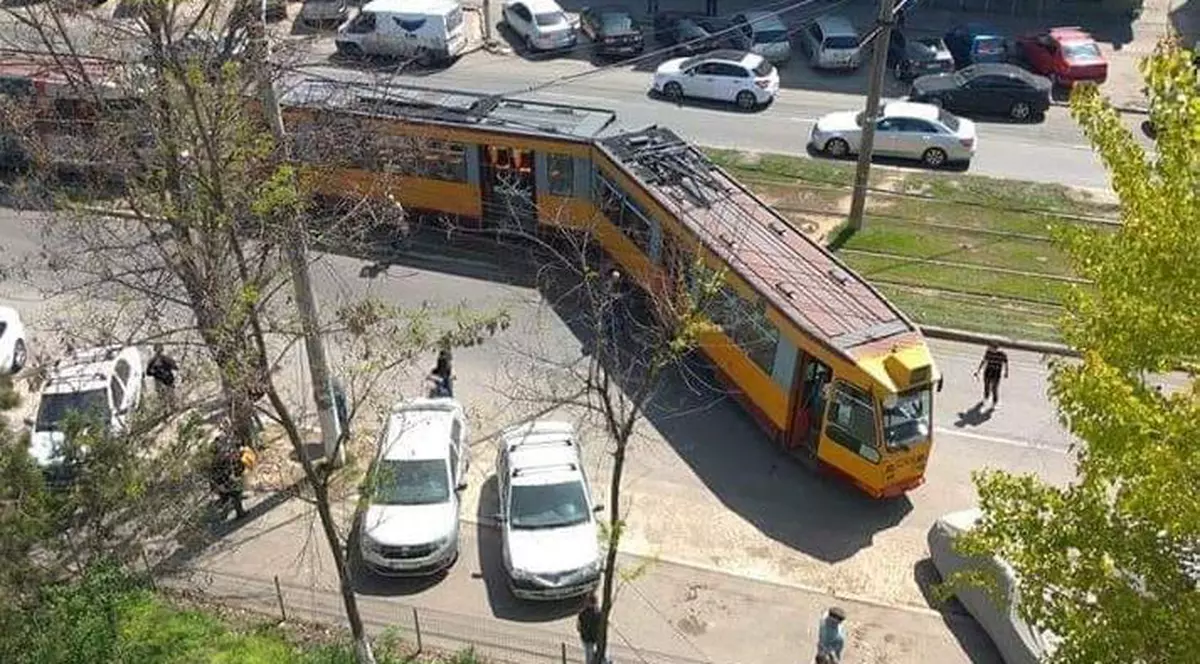 Un tramvai a deraiat la Galați. Vagonul a ocupat tot bulevardul