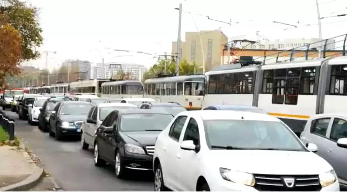Carambol pe o șosea din Capitală după ce un autovehicul de mare tonaj a scăpat de sub control. Circulația tramvaielor este oprită