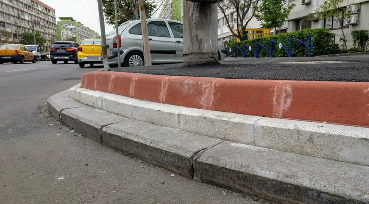 Trotuar cu trei rânduri de borduri diferite în sectorul 4