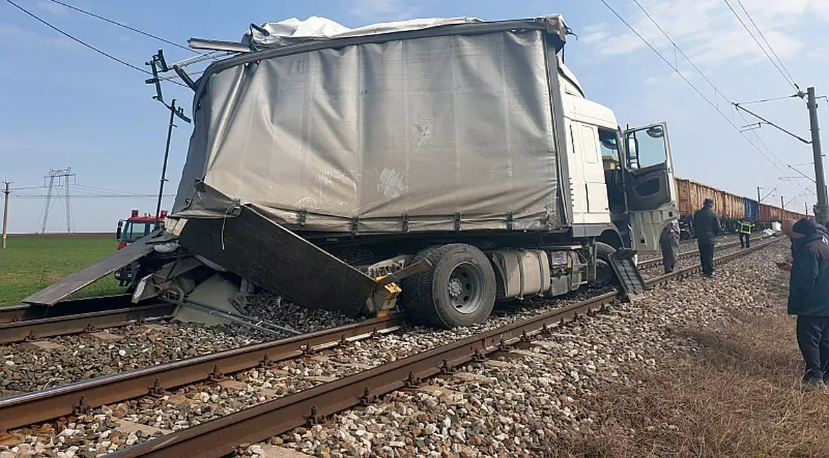 Un tren de marfă a lovit un camion la ieșire din Fetești