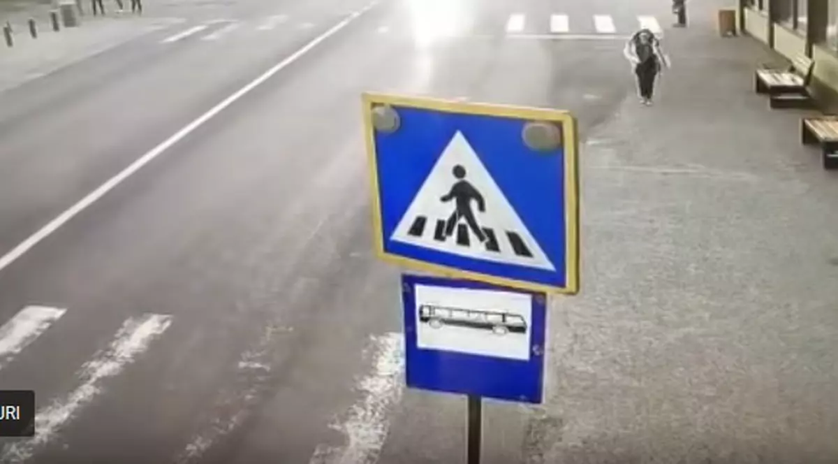 VIDEO/ Momentul șocant în care o tânără de 15 ani din Bistrița este spulberată de un microbuz pe trecerea de pietoni