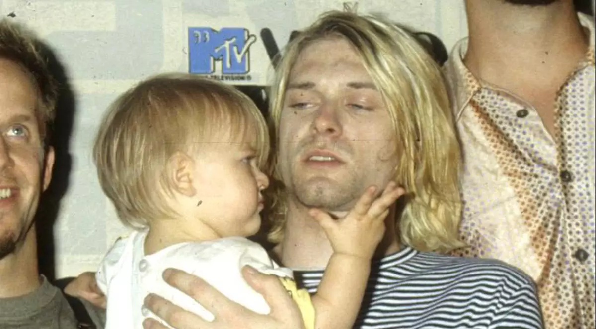 O farfurie din plastic folosită de Kurt Cobain, vândută la licitaţie pentru 22.400 de dolari.  Ce scrisese artistul pe ea