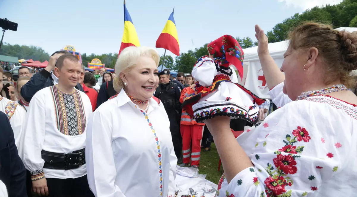 FOTO | Premierul Viorica Dăncilă a mers la Festivalul Sâmbra Oilor. Reacţie la protestele din ultimele zile: "Adevăraţii români sunt oameni care îşi bazează atitudinea pe argumente"