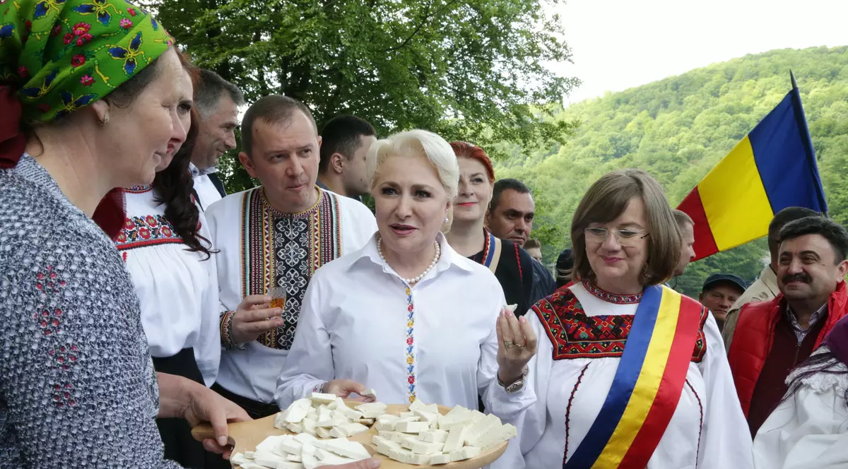 Viorica Dăncilă îşi reia turneul prin ţară, alături de miniştri. Ce spune Dragnea: "Dumneaei merge în campanie într-o parte, eu în alta"