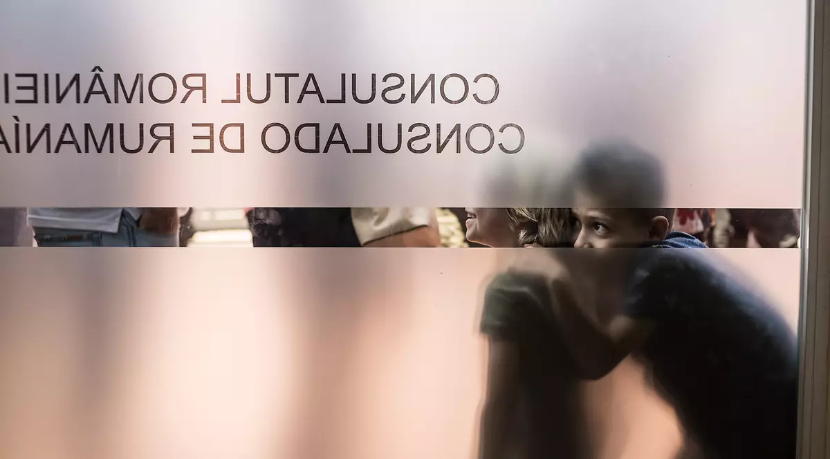 În diaspora au suferit și votanții, și oamenii din consulate! În Almería, românii au votat în trei ore și jumătate pentru alegerile din România și în 10 minute pentru “localele” din Spania!
