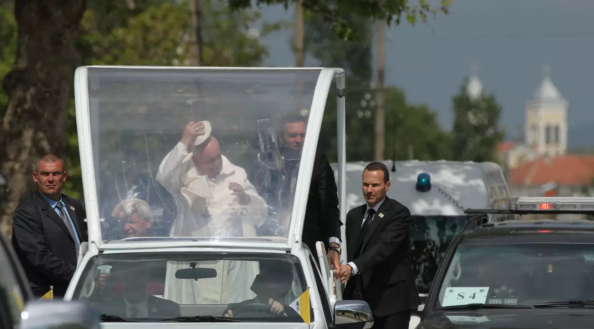 CORESPONDENȚĂ DIN BULGARIA/ Reporterii Libertatea l-au văzut pe Papa Francisc în vizita din Bulgaria și știu secretul unui salut sincer din papamobil. „San Lorenzo” a adus un zâmbet larg