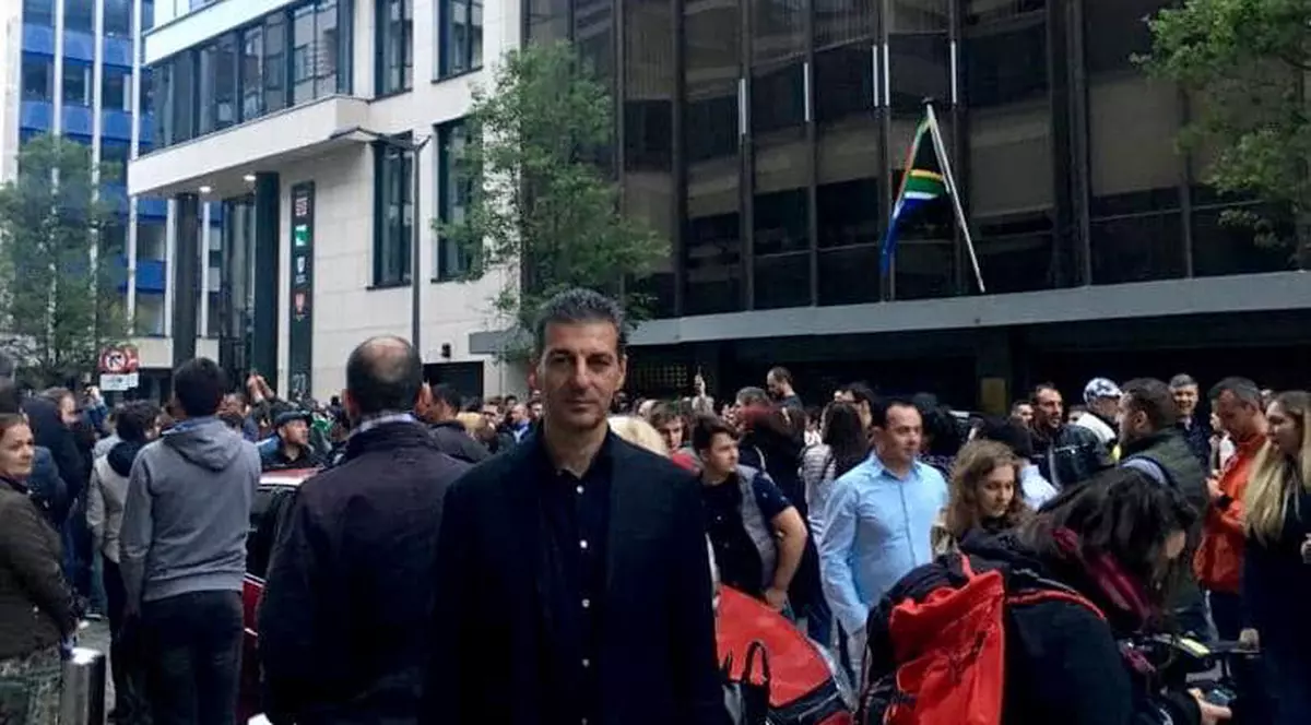 Românii din diaspora care nu au apucat să voteze și-au strigat frustrarea pe rețelele sociale. „Îmi e ciudă. Alții au plâns când ușile secției s-au închis”