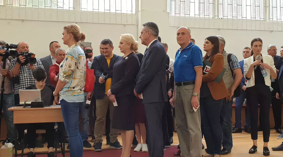 UPDATE | Premierul Viorica Dăncilă a stat 25 de minute la coadă, pentru a vota. Nu a luat buletinele de vot pentru referendum: "Iohannis l-a politizat!"