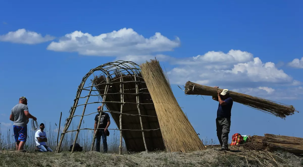 Adăposturi tradiționale, construite în Delta Dunării