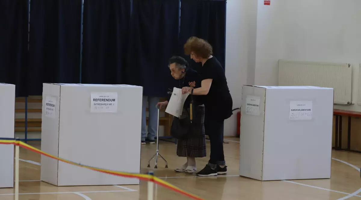 Are 97 de ani și a mers la vot. A ajuns la secția de votare în același timp cu Traian Băsescu | FOTO