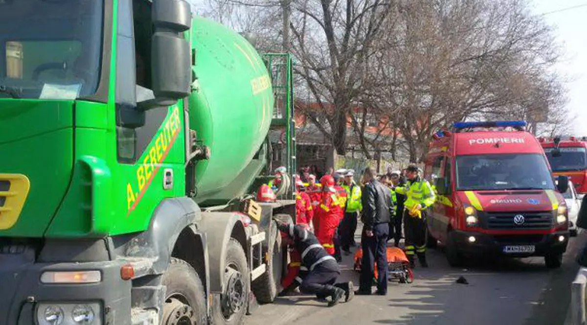 O femeie și fiica ei de numai 5 ani au fost călcate de o betonieră