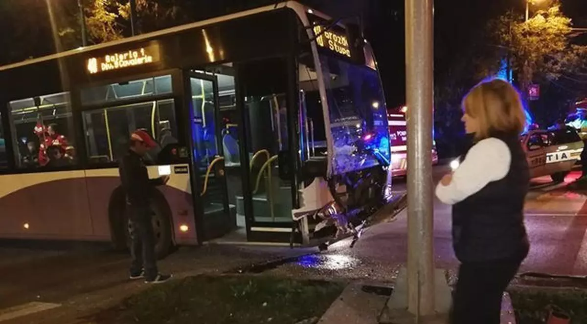 Autobuz lovit de un autoturism care a trecut pe roșu, într-o intersecție din Timișoara