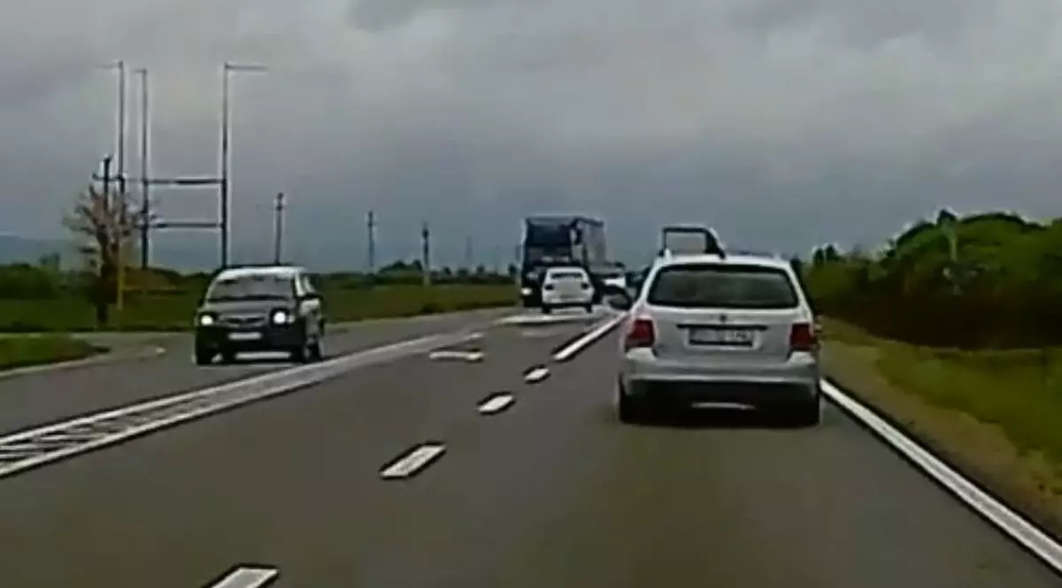 Accident șocant: un bărbat de 41 de ani a murit după ce a intrat cu mașina sub un TIR. Momentul impactului, surprins de o cameră - VIDEO